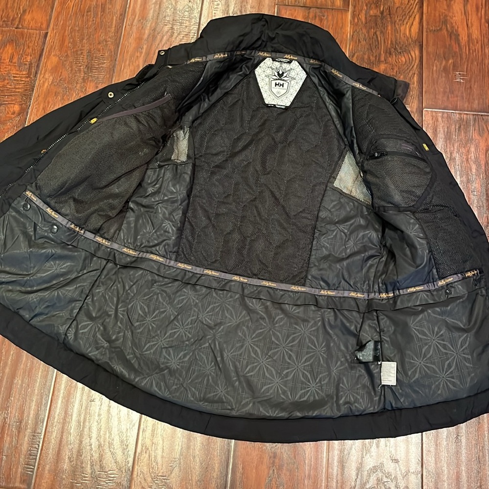 Black Helly Hansen ski jacket - Picture 4 of 8